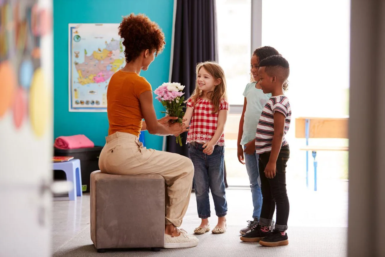 Un cadeau des élèves à l'enseignant