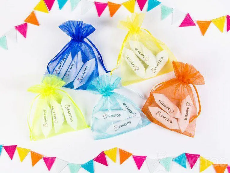 Les cadeaux promotionnels avec logos ont fière allure dans les sacs en organza