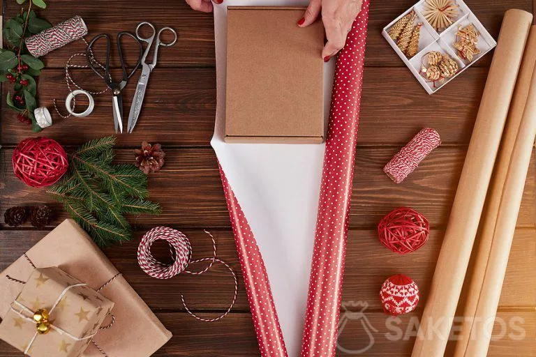 comment emballer un cadeau dans du papier - instructions étape par étape