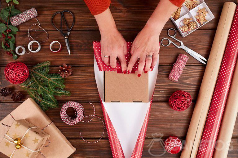 Une façon d'emballer un cadeau dans du papier