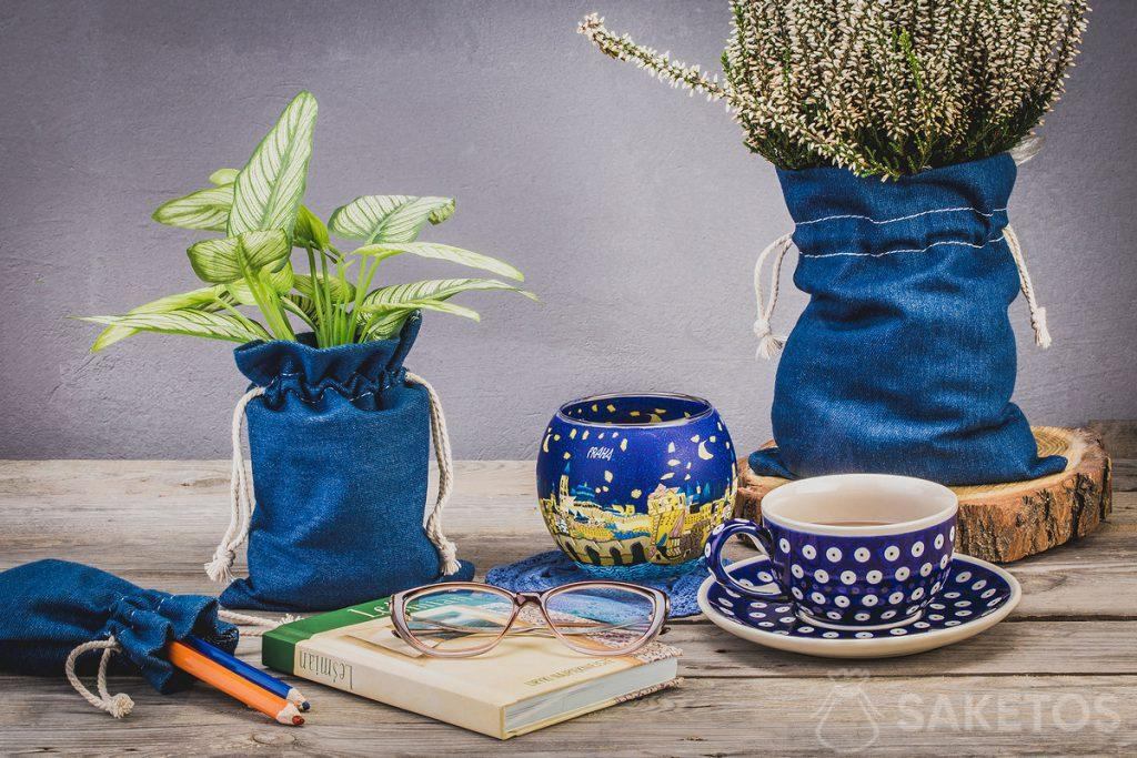 Fleurs en couvre-pots en denim