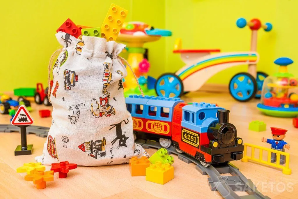 Les pochettes en étoffe sont idéales pour ranger les jouets et pour emballer les cadeaux pour les enfants