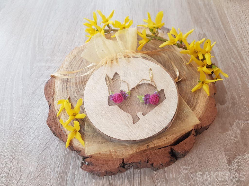 Boucles d’oreille emballées avec un sachet en organdi doré