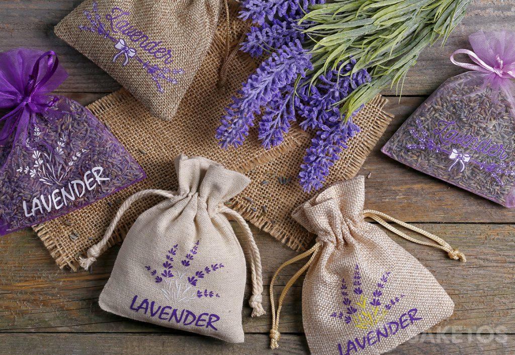 Sachets en organdi, toile de jute et en lin avec une fleur de lavande imprimée et remplie avec des fleurs séchées de lavande