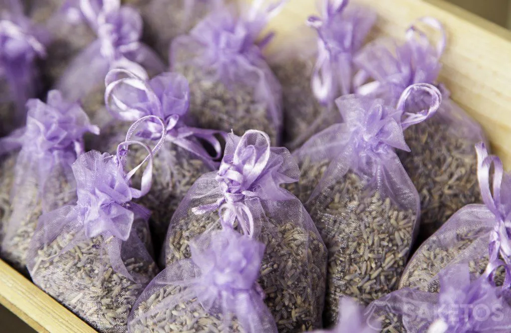 Sachets d'organza violets fourrés à la lavande