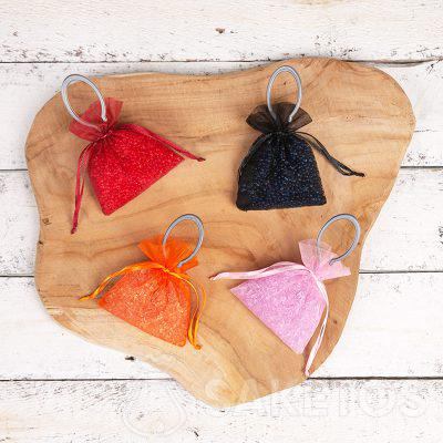 Des sacs colorés pour un petit cadeau d'anniversaire de 18 ans