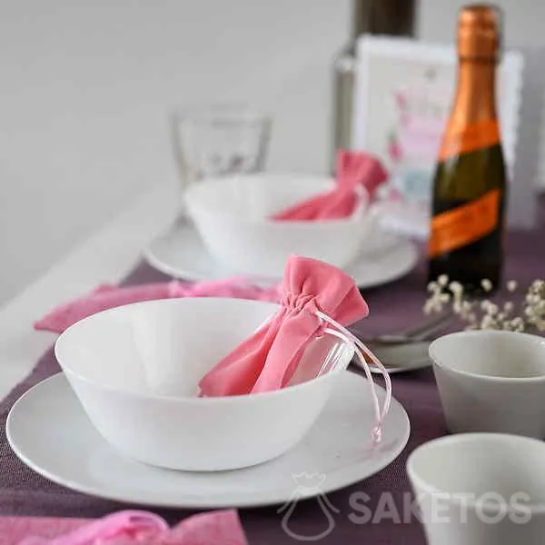 Sacs-cadeaux pour les invités sur la table