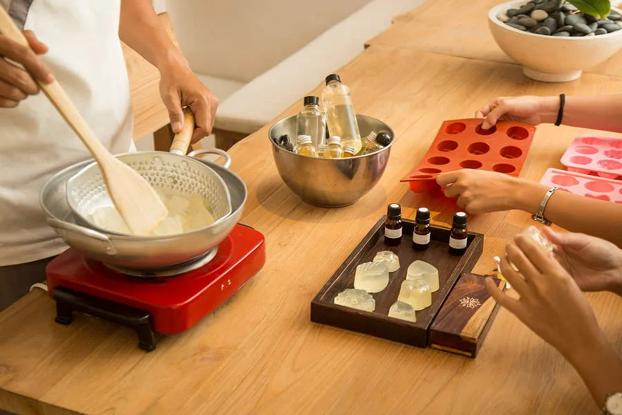 Le tempérage de la base pour savon dans le bain-marie