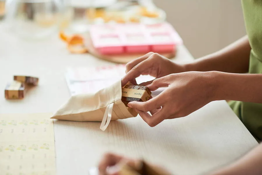 Le savon naturel dans le sachet en tissu