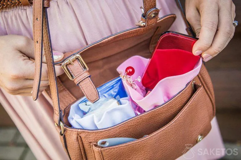 Des pochettes en velours pour une organisation pratique et polyvalente de votre sac à main