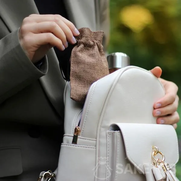 Sac de jute comme organisateur de sac à dos