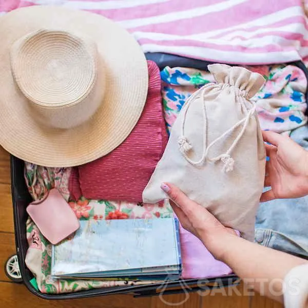 Sac à vêtements en tissu pour organiser une valise de voyage 