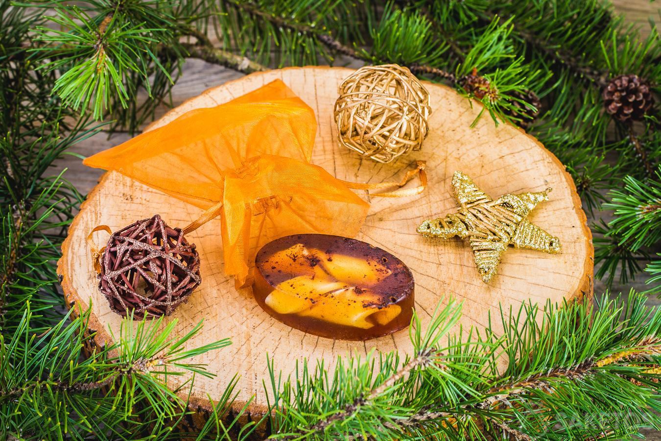 Un savon pour l’hiver et un sachet en organdi doré dans le rôle d’un packaging décoratif.