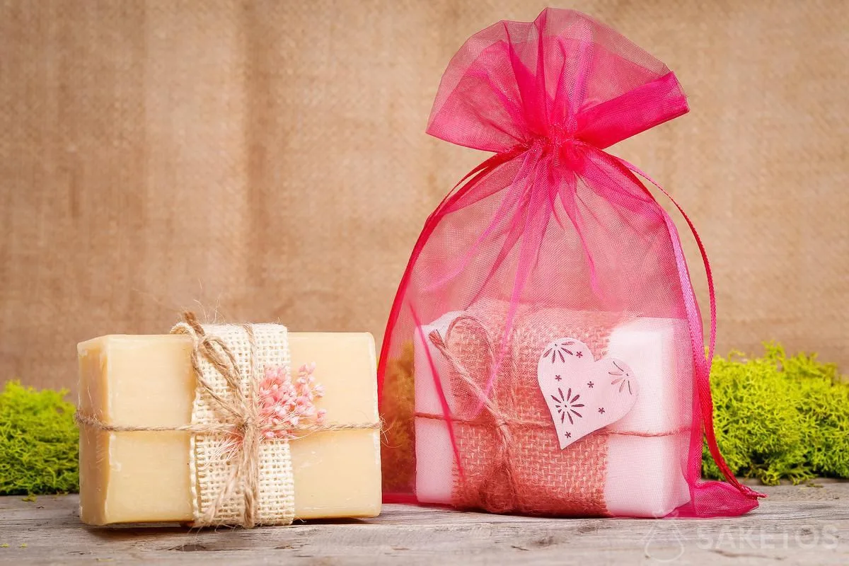 Un pain de savon dans une pochette organdi rose.