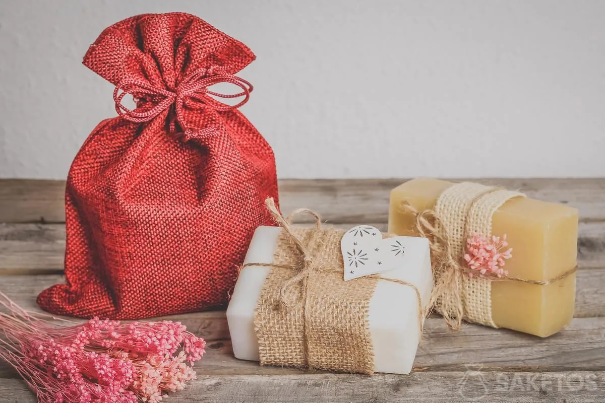 L’emballage des savons naturels dans les pochettes de toile de jute.