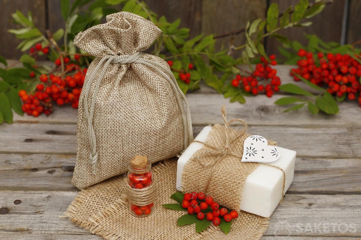 Un sachet en jute et un savon naturel en arrière-plan.