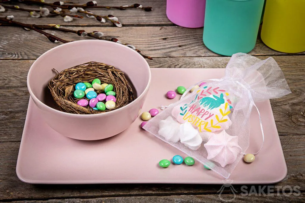 Sachet cadeau de Pâques pour les invités - un élément décoratif de la table de Pâques