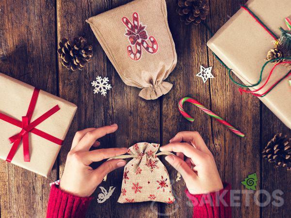 Les sachets en tissu est une réponse parfaite à la question comment joliment emballer un cadeau.