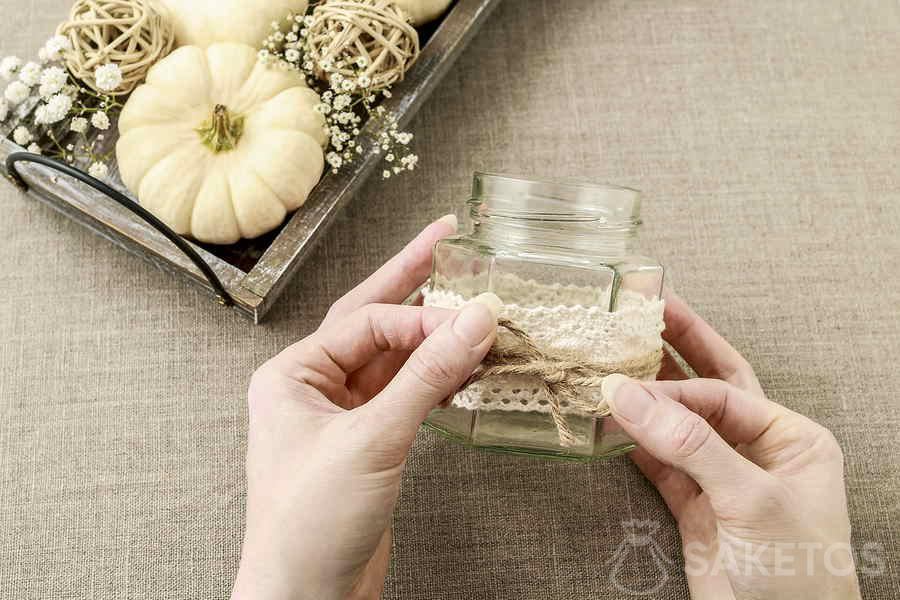 Bougeoir en pot décoré de dentelle et ficelle de jute