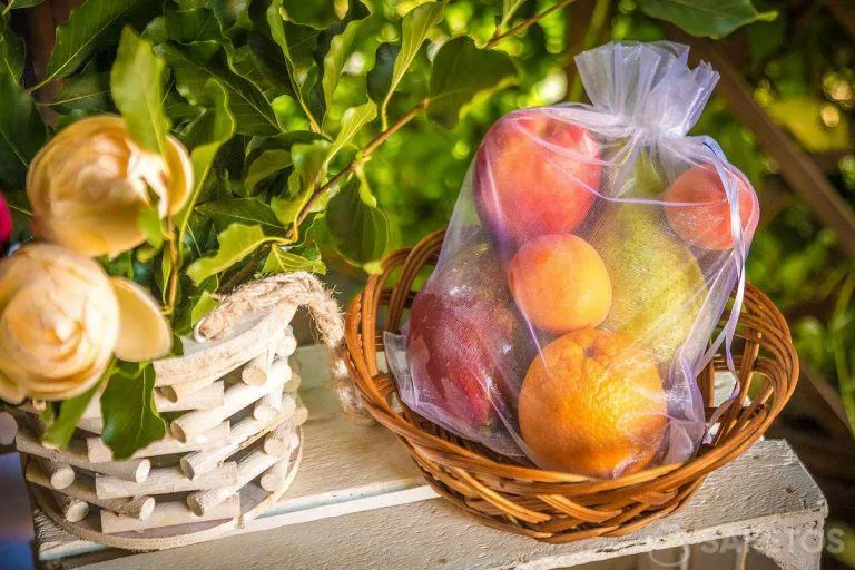 Les sachets en organza protègent les fruits des guêpes