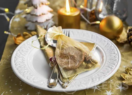 Des sacs en organza pour décorer les tables de Noël à moindre coût