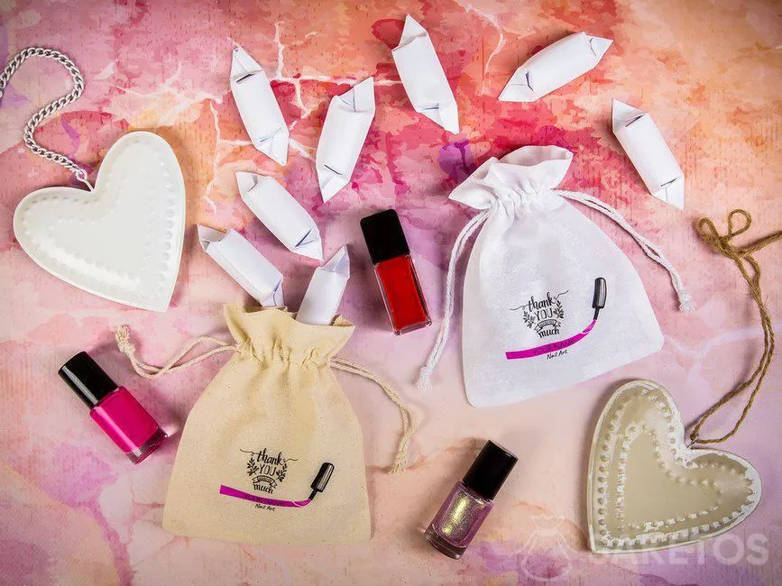 Sachets cadeaux avec logo en guise de remerciement aux clients du salon de beauté