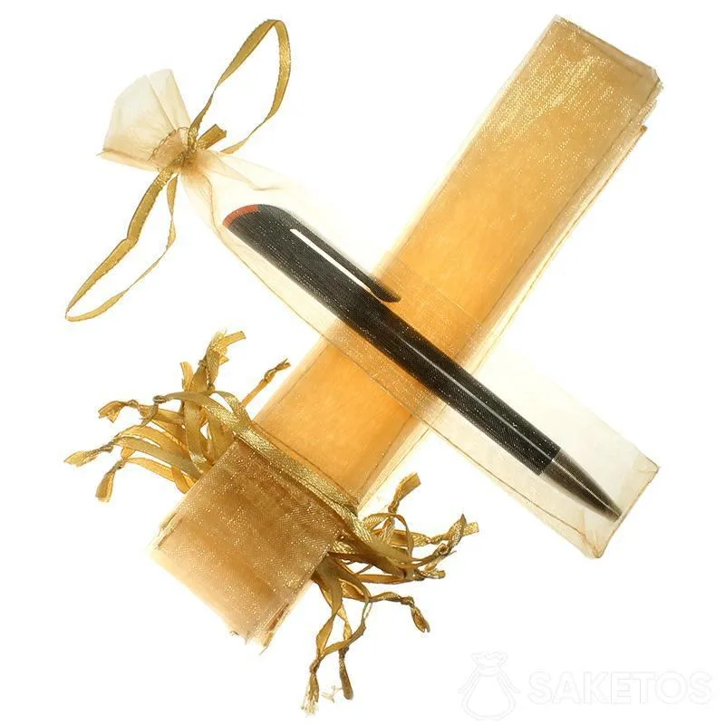 Le sachet pour un stylo confectionné en organdi doré.