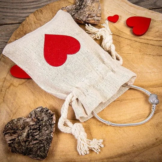 Sachet avec cœur – emballage parfait pour les cadeaux d'affaires de Saint-Valentin