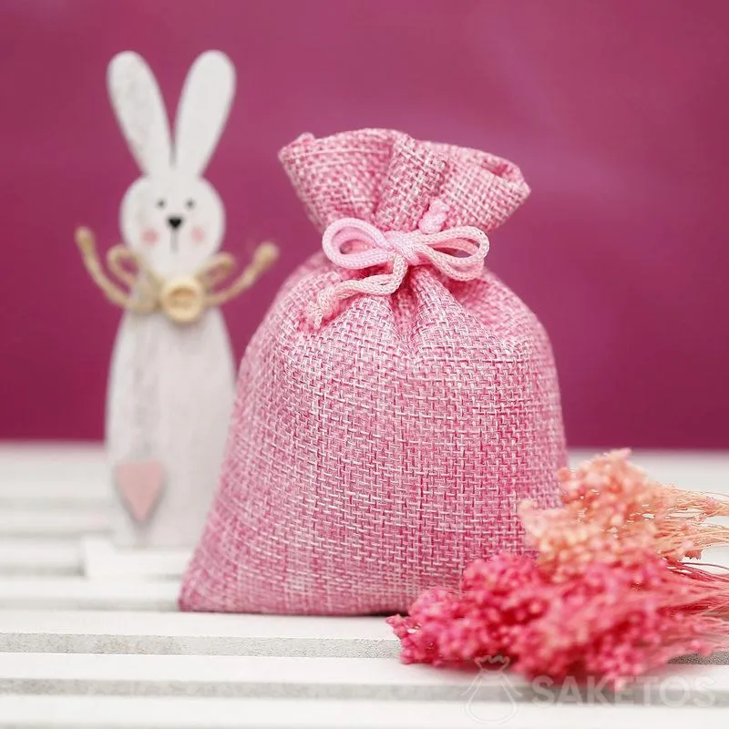 Sacs en matériau pour créer des décorations pour Pâques