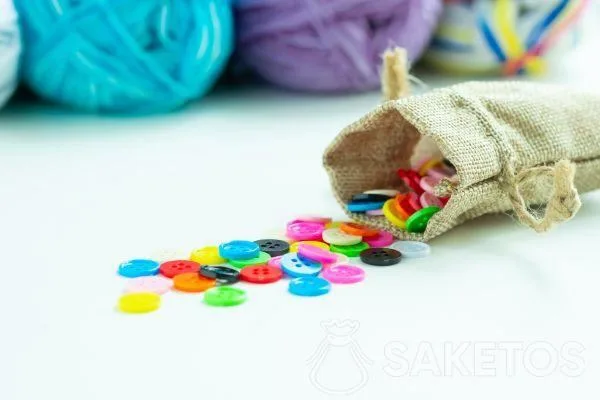 5. Les boutons colorés dans le sachet en jute
