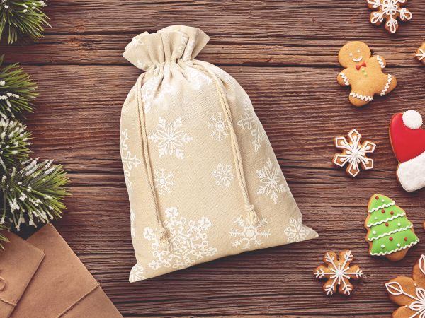 Le sachet en lin pour Noël avec l’impression des flocons de neige 