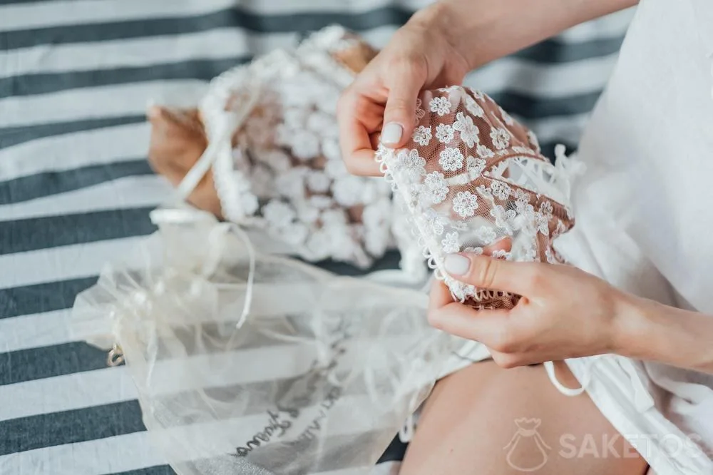 Sous-vêtements de mariage en dentelle pour la mariée dans un sac en organza