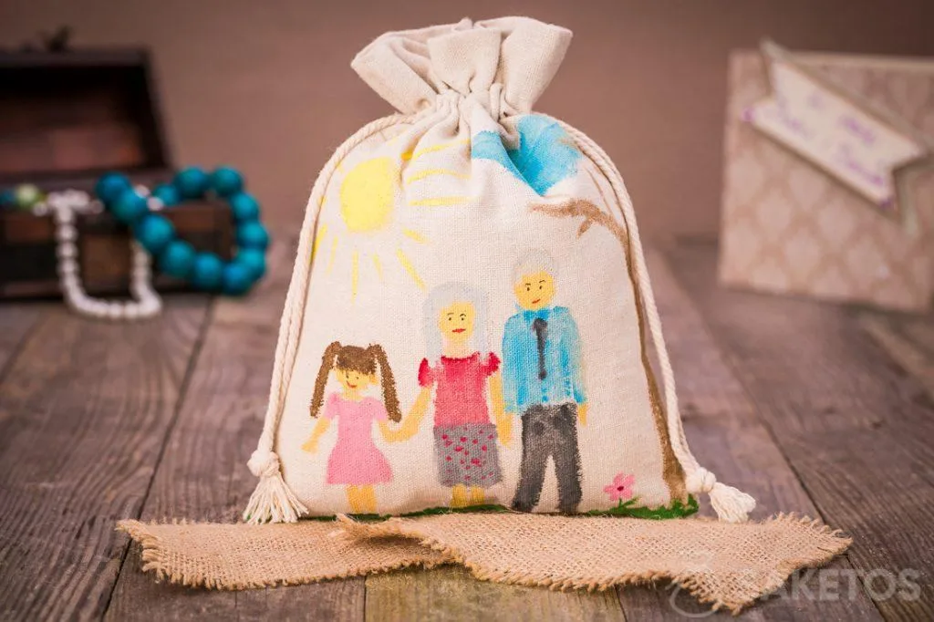 Sac cadeau en lin pour les proches avec une peinture réalisée avec des peintures acryliques