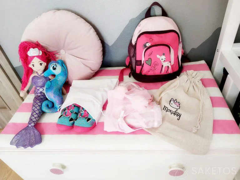 Une layette pour l'école ou le jardin d'enfants peut être emballée dans un sac en tissu.
