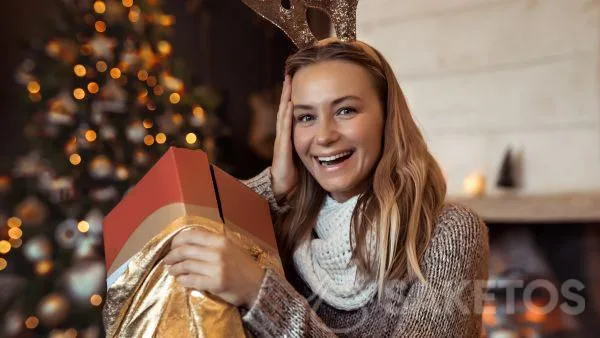 Le sachet doré élégant comme emballage de cadeau de Noël 