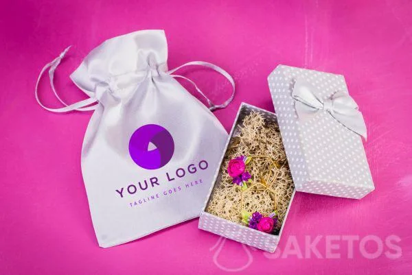La pochette en satin avec le logo d’entreprise