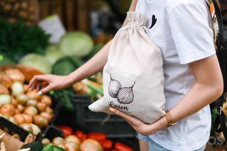 Sacs à provisions pour légumes - emballages écologiques réutilisables. Sur la photo, un sac pour les oignons