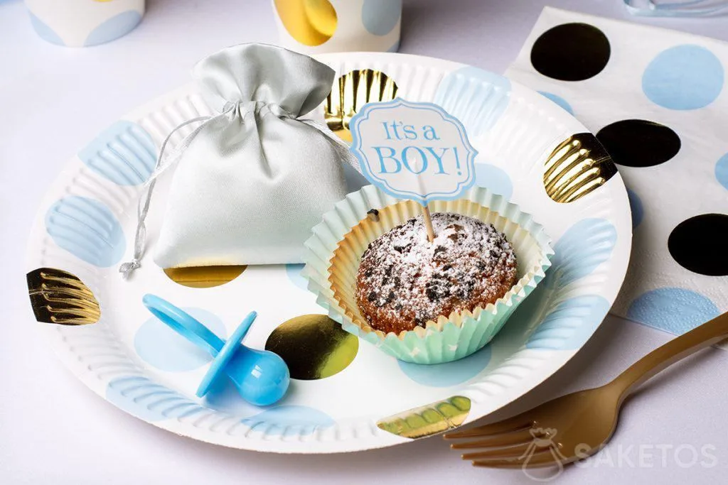 Sacs-cadeaux en satin argenté pour les invités - une décoration de table bon marché