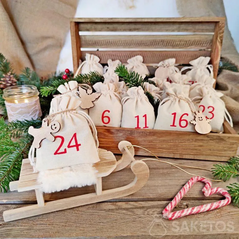 Une boîte avec des sachets pour les cadeaux de l'Avent
