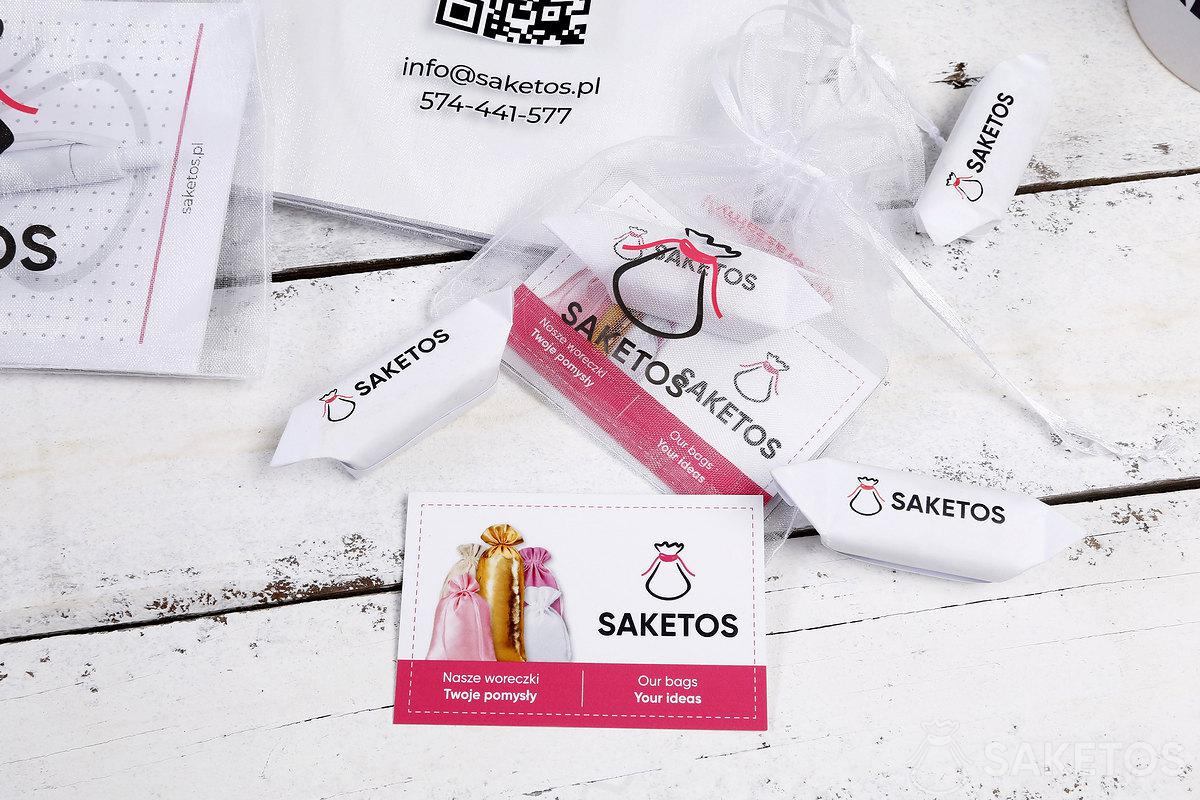 Un sac en organza avec un logo comme emballage de carte de visite