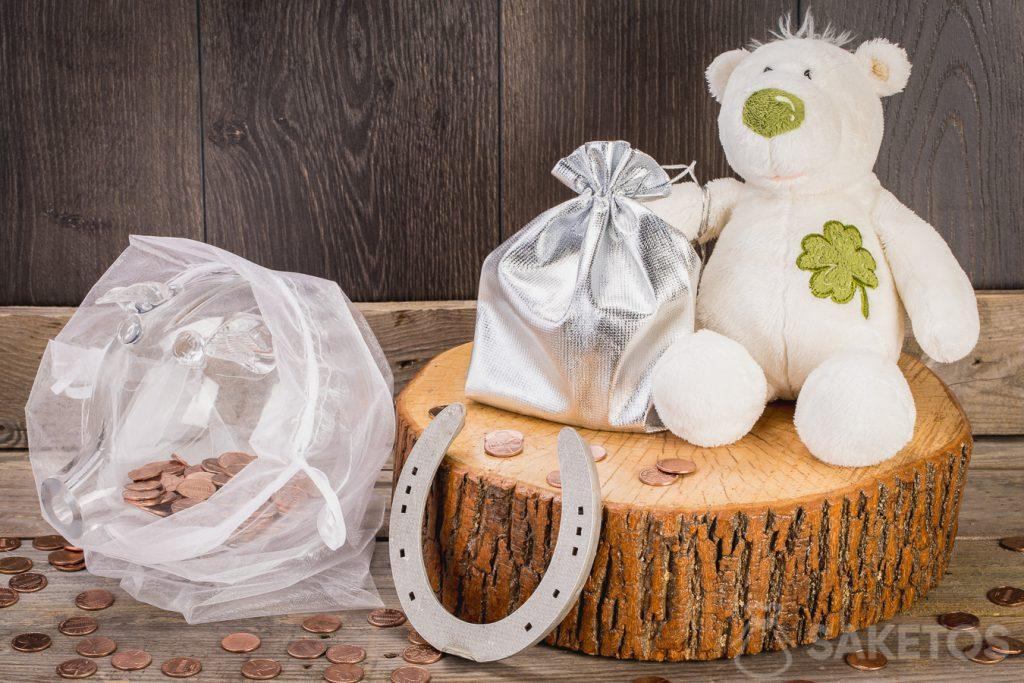 . L'argent pour le cadeau peut être mis dans une pochette en tissu suspendue sur la patte d’un ourson en peluche. Une autre idée merveilleuse consiste en offrir un cochon tirelire rempli de pièces de monnaie.