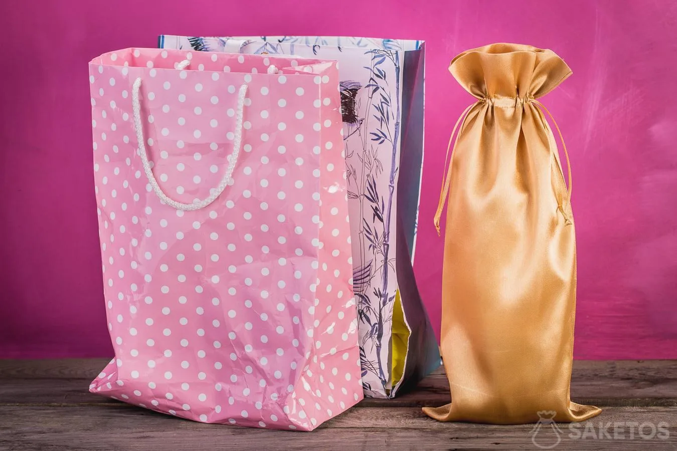 La comparaison d’un sachet cadeau et d’un sachet en tissu