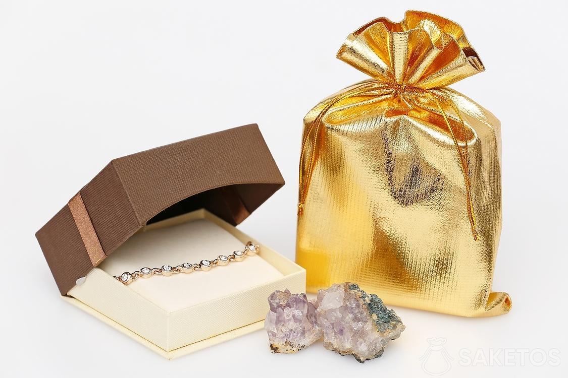 Un sachet métallisé doré et un bracelet élégant.