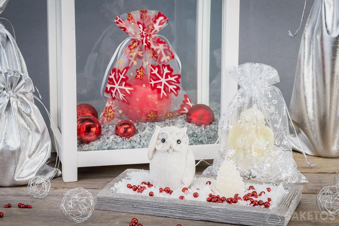 Les pochettes de Noël se combinent parfaitement aux décorations