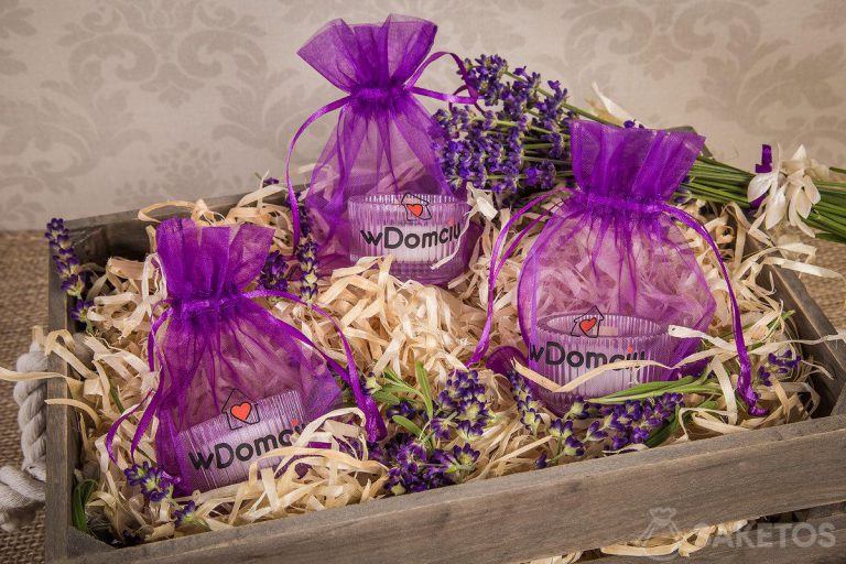Bougies lavande dans des sacs en organza violet