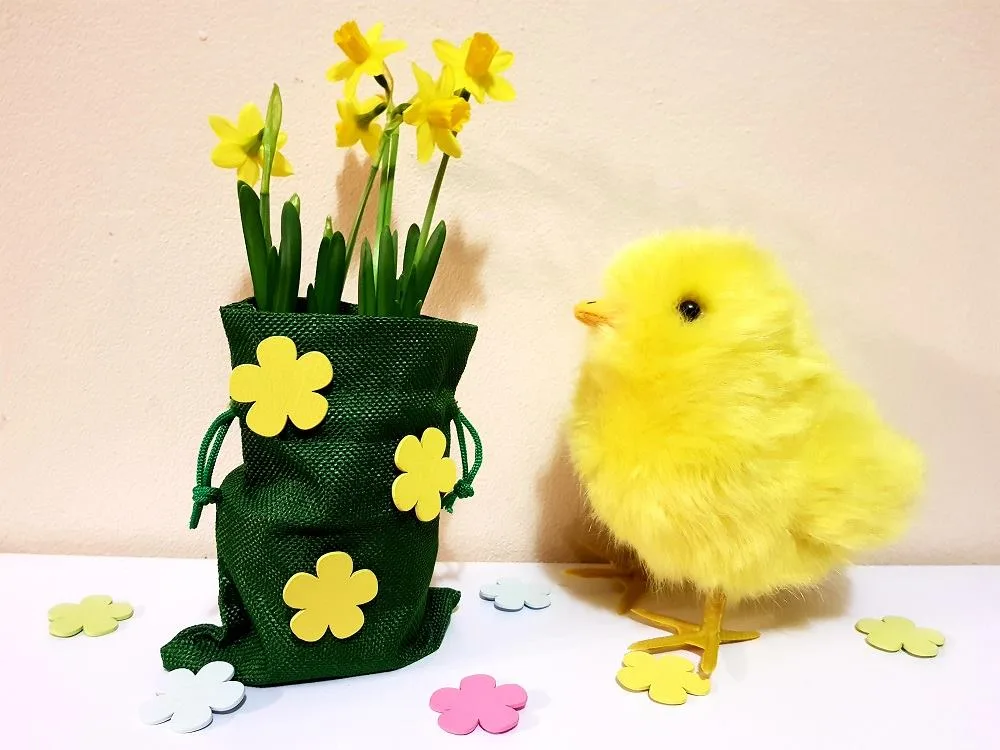 Le sachet de Pâques décoré des fleurs autocollantes