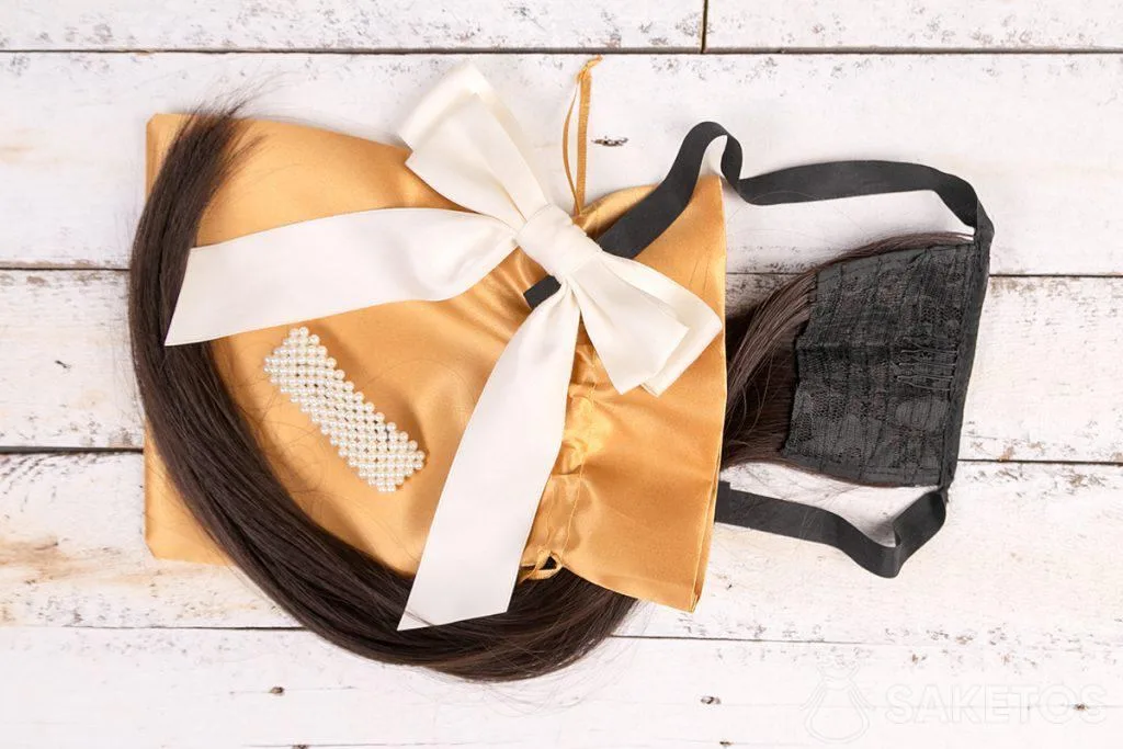 Une pochette en satin est un emballage parfait pour les cheveux détachés et coupés.