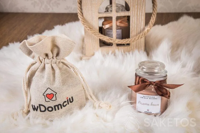 Un sac avec un logo pour une bougie parfumée