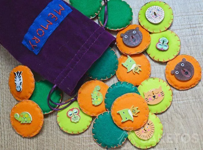8. Les memory en feutre dans le sachet en velours