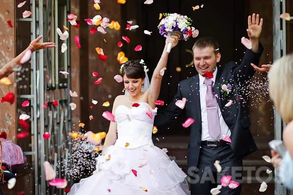 Saluer le jeune couple à la sortie de l'église